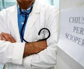 I medici incrociano le braccia